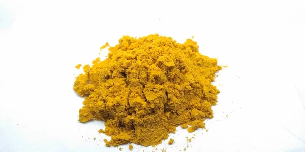 Beyaz arka planda izole zerdeçal tozu bir resim