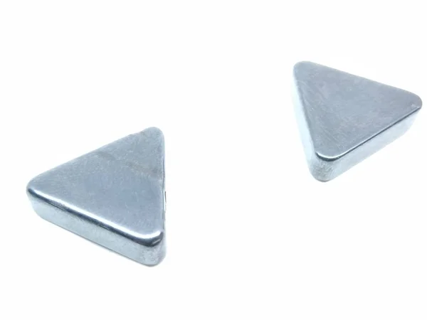Beyaz arka plan üzerinde izole trangle mıknatıslar bir resim