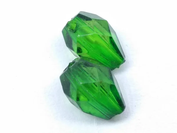 Une Image Deux Diamants Verts Isolés Sur Fond Blanc — Photo