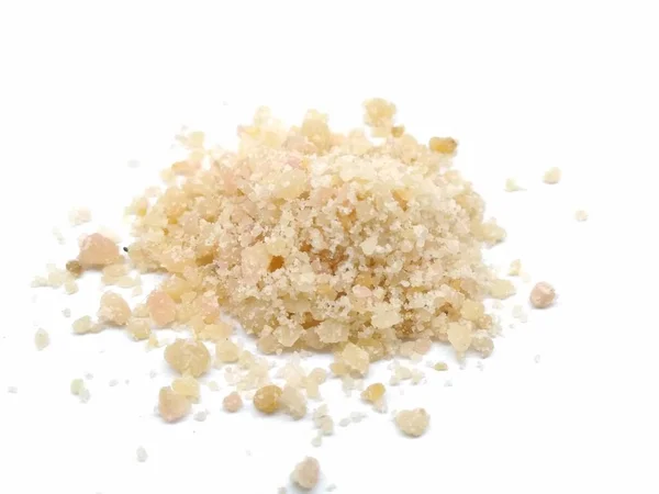 Beyaz arka plan üzerinde asafoetida tozu bir resim