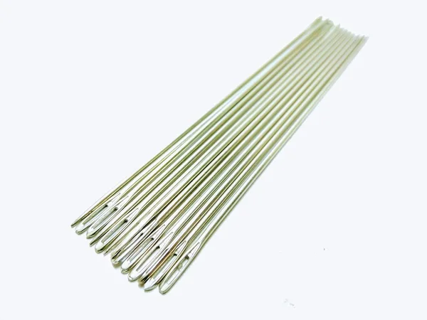 Beyaz bir arka plan üzerinde izole büyük iğneler bir resim