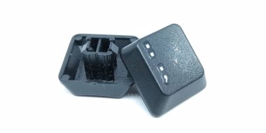 Beyaz arka planda yalıtılmış kırık klavye tuşlarının resmi