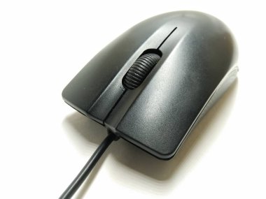 Beyaz arka planda yalıtılmış bilgisayar faresinin resmi