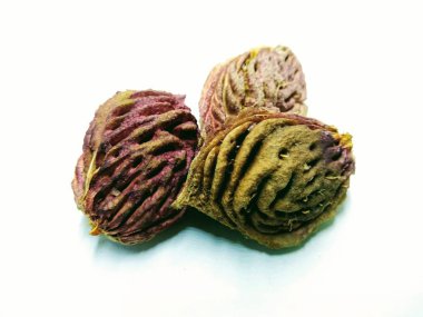 Şeftali tohumunun beyaz arka plan üzerine bir resmi