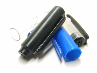 Plastik kalem Cap'in beyaz arka plan üzerinde izole edilmiş resmi