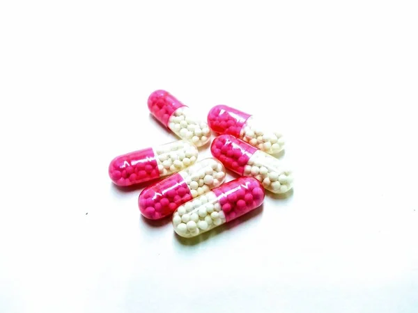 Beyaz arka plan üzerinde izole edilmiş kapsüllerin resmi