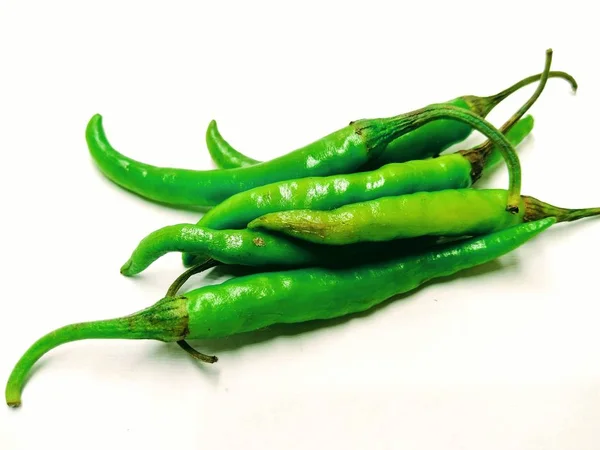 Een Foto Van Verse Groene Pepers Geïsoleerd Een Witte Achtergrond — Stockfoto