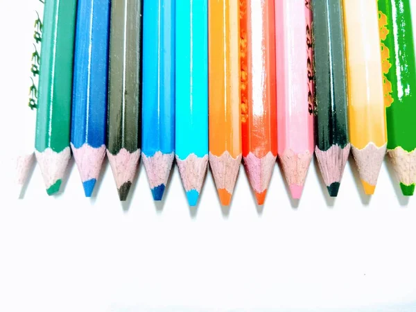 Kalem Çizim Renginin Beyaz Arka Planda Yalıtılmış Resmi — Stok fotoğraf