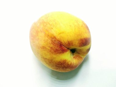 Beyaz bir arka plan üzerinde izole şeftali bir resim