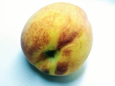 Beyaz bir arka plan üzerinde izole şeftali bir resim