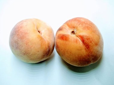  Beyaz arka planda izole edilmiş şeftali resmi