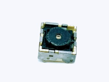 Beyaz arka planda izole edilmiş akıllı telefon kamerası parçasının resmi
