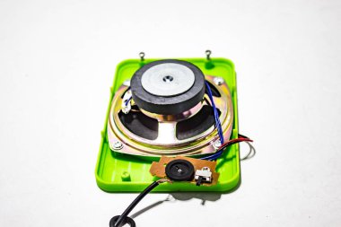 Elektrikli hoparlörlerin resmi