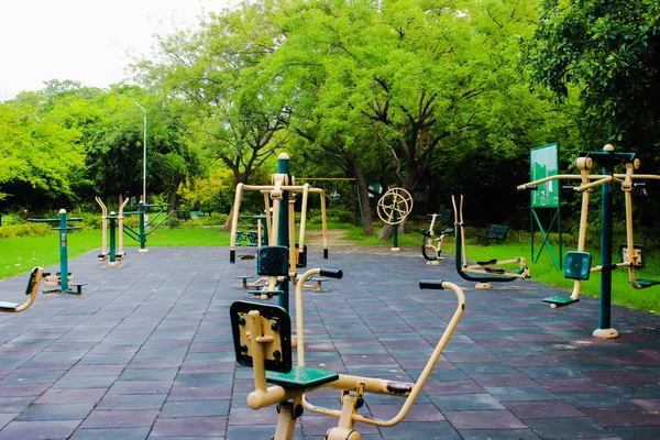 Açık spor salonunun resmi.