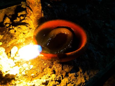 Mum ve arka plan bulanıklığı üzerine seçici odaklı bir ışık Hindu festivali olan deep avali 'de mumlar yakıldı.