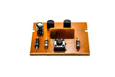 Beyaz arkaplanı olan bir devre kartı resmi