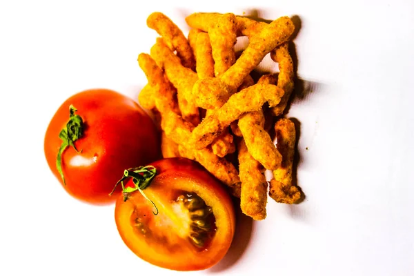 Ein Bild Von Frischen Tomaten Und Kurkure Mit Weißem Hintergrund — Stockfoto