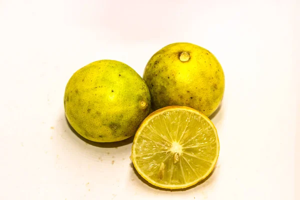 Sebuah Gambar Lemon Segar Dengan Latar Belakang Putih — Stok Foto