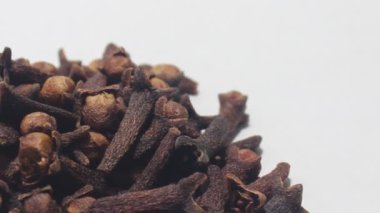 Karanfiller beyaz arkaplanda izole edilmiş