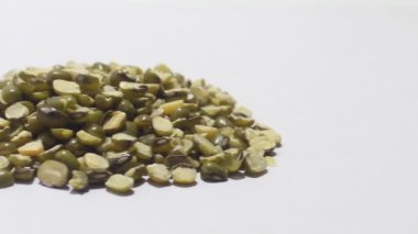 Beyaz arkaplanda mercimek