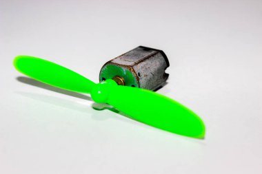 Beyaz arkaplan ile elektrikli drone motorunun bir resmi 