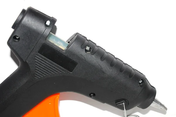 Beyaz arkaplanlı tutkal tabancasının resmi