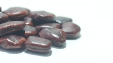 Beyaz arkaplanda demirhindi tohumları