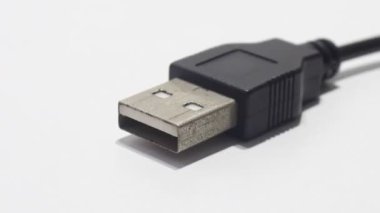 Beyaz arkaplanda usb kablosu