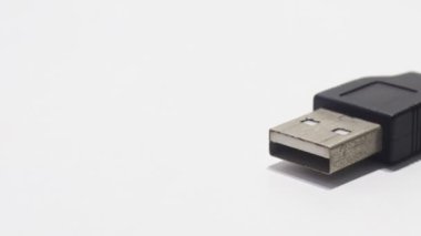 Beyaz arkaplanda usb kablosu