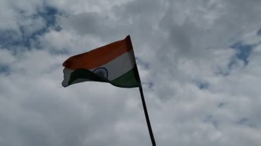 Gökyüzü arkaplanlı ulusal bayrak