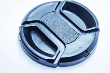 Beyaz arkaplanda dslr lens kapağı resmi