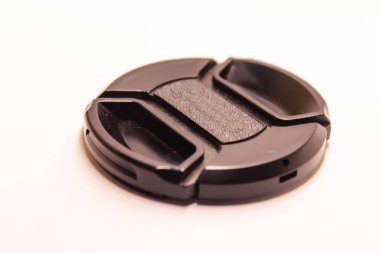 Beyaz arkaplanda dslr lens kapağı resmi