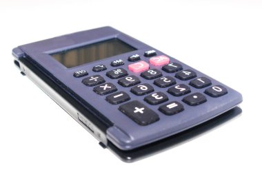 Beyaz arkaplanda hesap makinesinin resmi