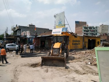 Utter pardesh, Hindistan - 3 Eylül 2020 'de Hindistan hükümeti tarafından yıkılan binalar, yasa dışı binalar