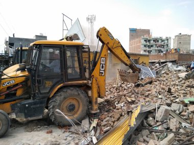 Utter pardesh, Hindistan - 3 Eylül 2020 'de Hindistan hükümeti tarafından yıkılan binalar, yasa dışı binalar