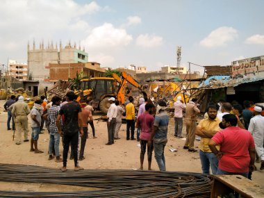 Utter pardesh, Hindistan - 3 Eylül 2020 'de Hindistan hükümeti tarafından yıkılan binalar, yasa dışı binalar