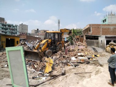 Utter pardesh, Hindistan - 3 Eylül 2020 'de Hindistan hükümeti tarafından yıkılan binalar, yasa dışı binalar