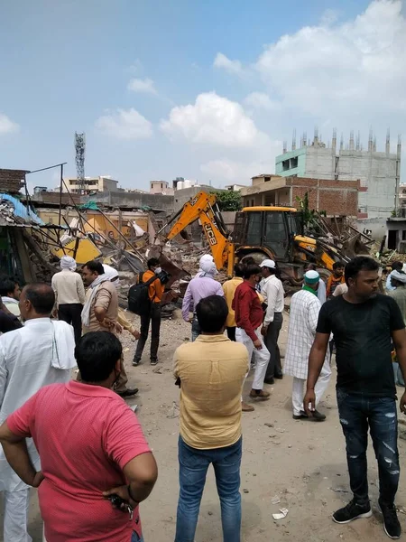 Utter pardesh, Hindistan - 3 Eylül 2020 'de Hindistan hükümeti tarafından yıkılan binalar, yasa dışı binalar