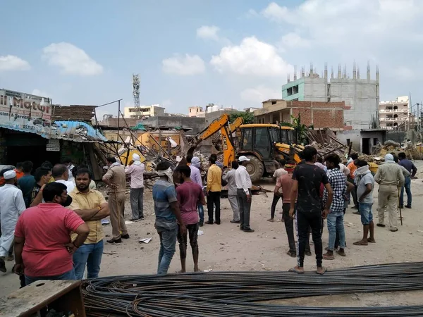 Utter pardesh, Hindistan - 3 Eylül 2020 'de Hindistan hükümeti tarafından yıkılan binalar, yasa dışı binalar