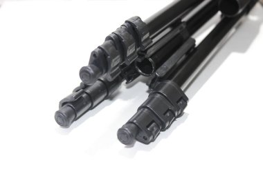 Beyaz arkaplanda bir tripod resmi