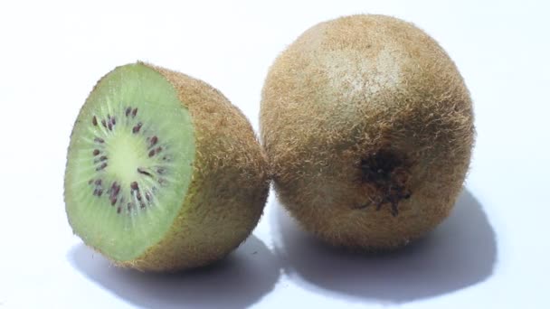 Kiwi Fresco Sobre Fondo Blanco — Vídeos de Stock