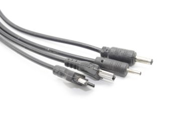 Beyaz arkaplanda yükleme iğnelerinin bir resmi