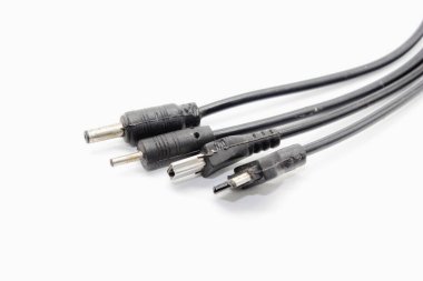 Beyaz arkaplanda yükleme iğnelerinin bir resmi