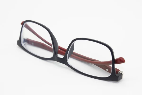 Beyaz arkaplanda gözlük resmi