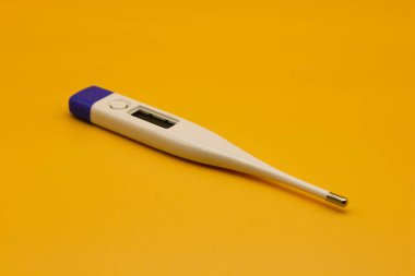 Seçici odaklı Dijital Termometrenin bir resmi