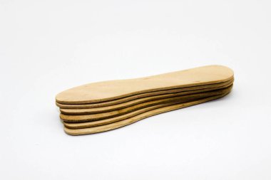 Beyaz arkaplanda tahta kaşık resmi