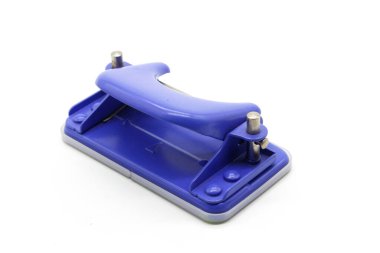 Beyaz arkaplanda kağıt yumruklama makinesi resmi