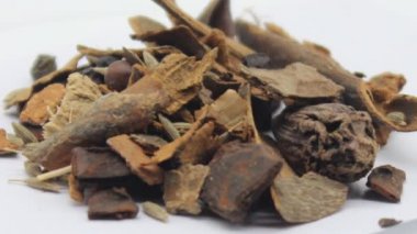 Karışık baharat beyaz arkaplanda izole edildi