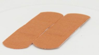 Bandaj beyaz arkaplanda izole edildi