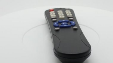 TV uzaktan kumandası beyaz arkaplanda izole edildi 